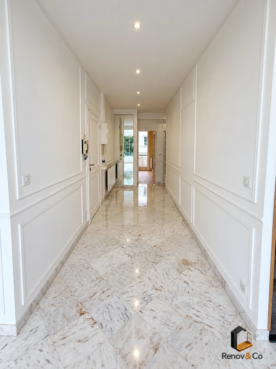 Entrée et moulures avec sol en marbre — appartement à Saint-Germain-en-Laye