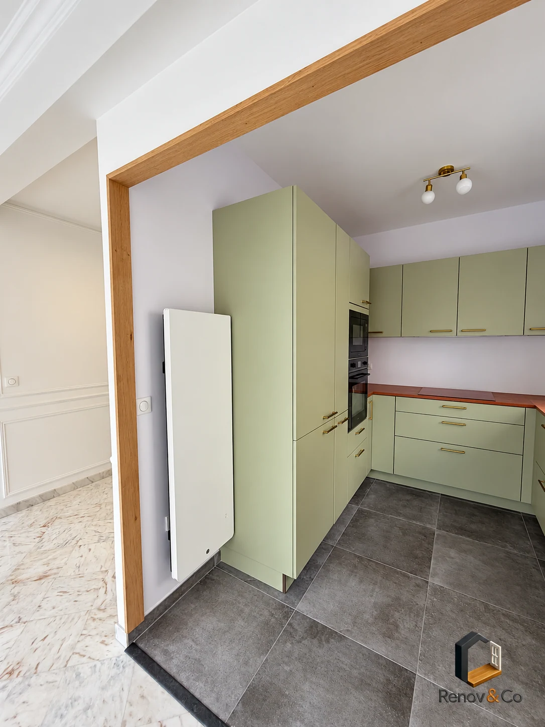 Cuisine vert clair et encadrement en bois — appartement à Saint-Germain-en-Laye