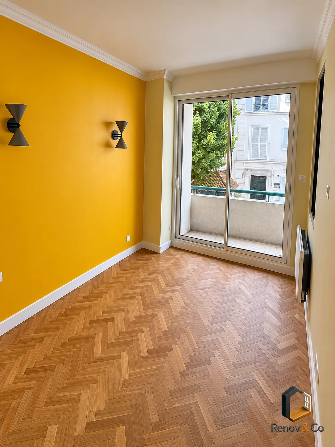 Chambre jaune avec parquet et accès au balcon — appartement à Saint-Germain-en-Laye