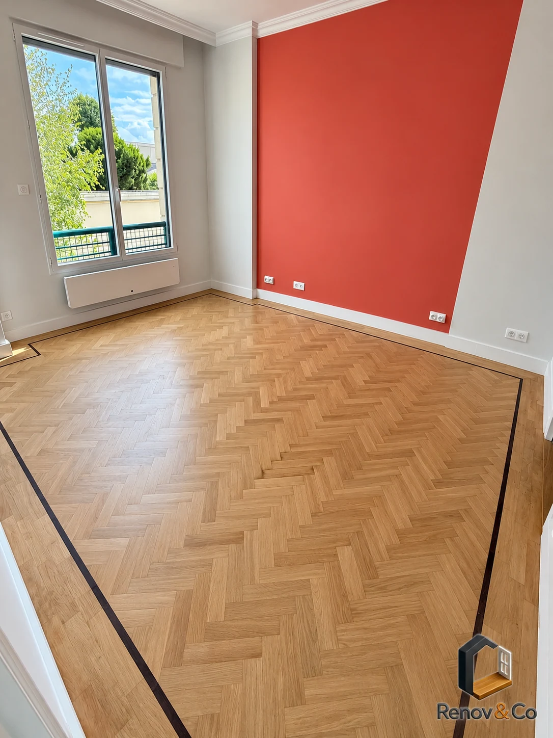 Chambre corail et parquet à bordure sombre — appartement à Saint-Germain-en-Laye