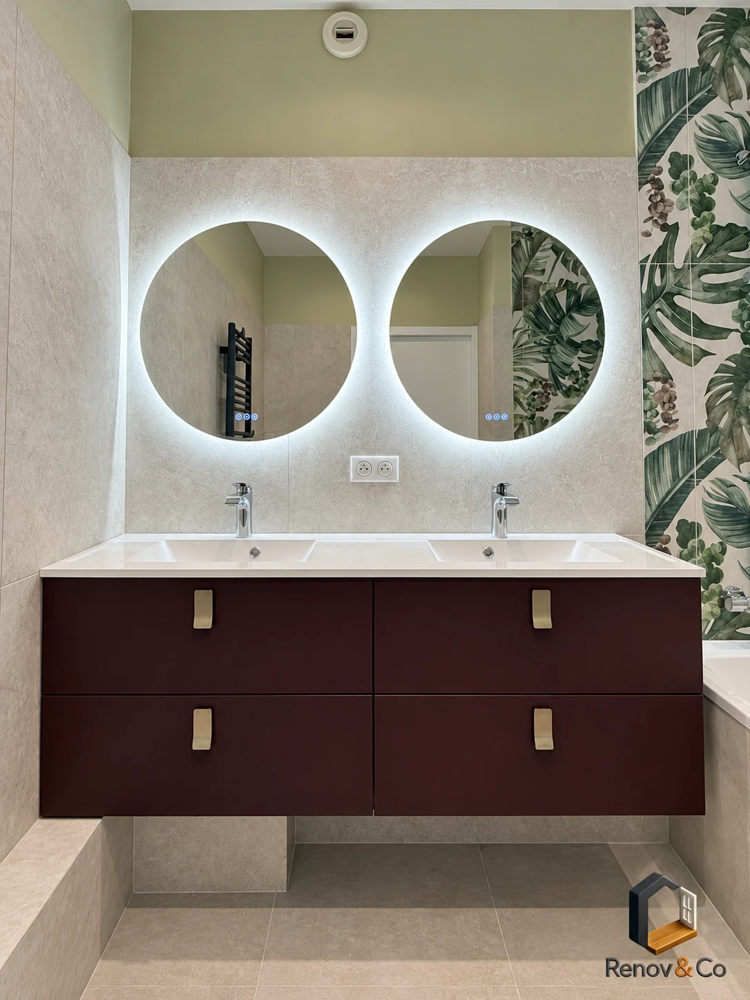 Double vasque et miroirs éclairés — appartement à Saint-Germain-en-Laye