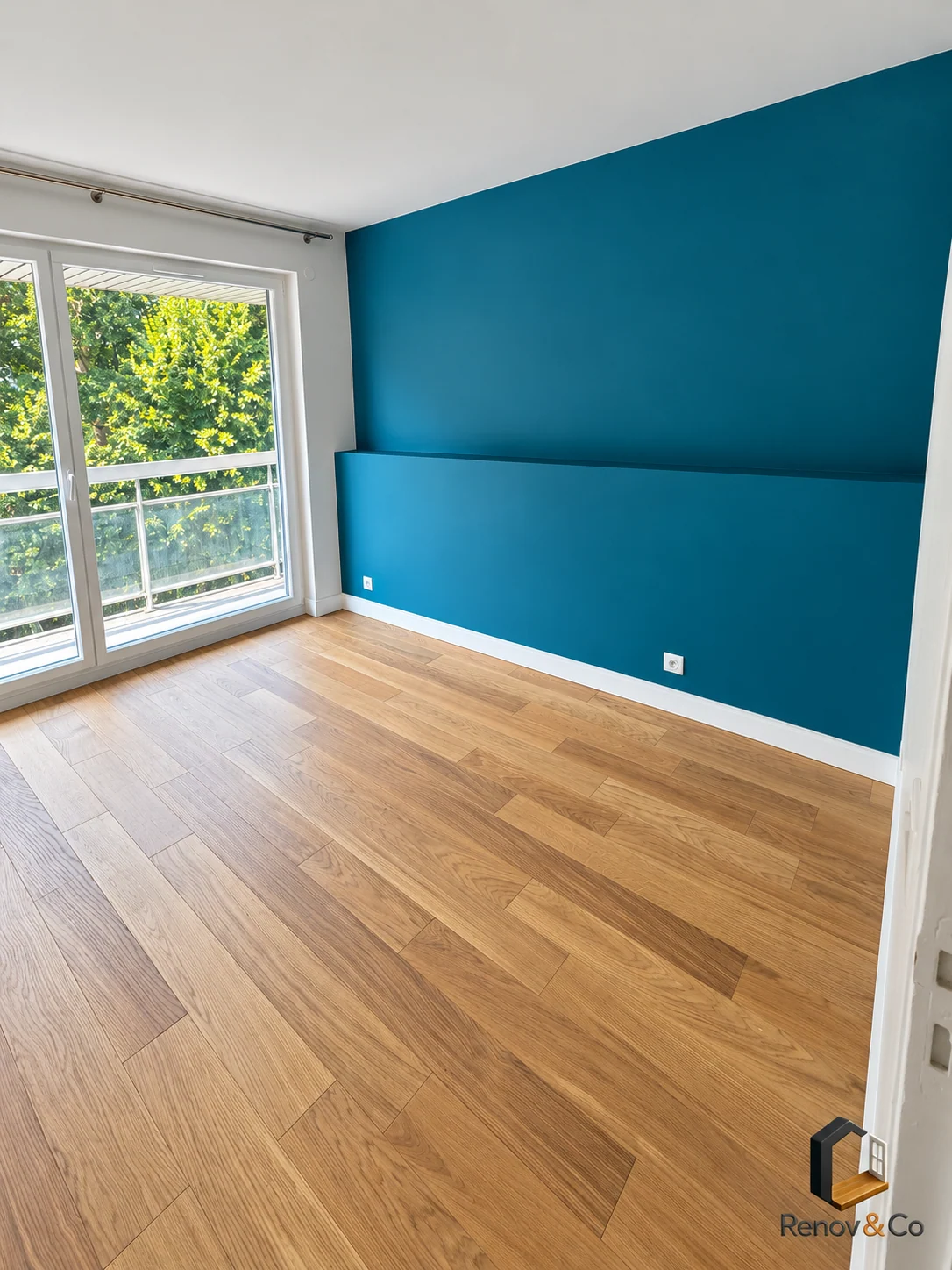 Chambre au mur bleu et parquet — appartement au Pecq