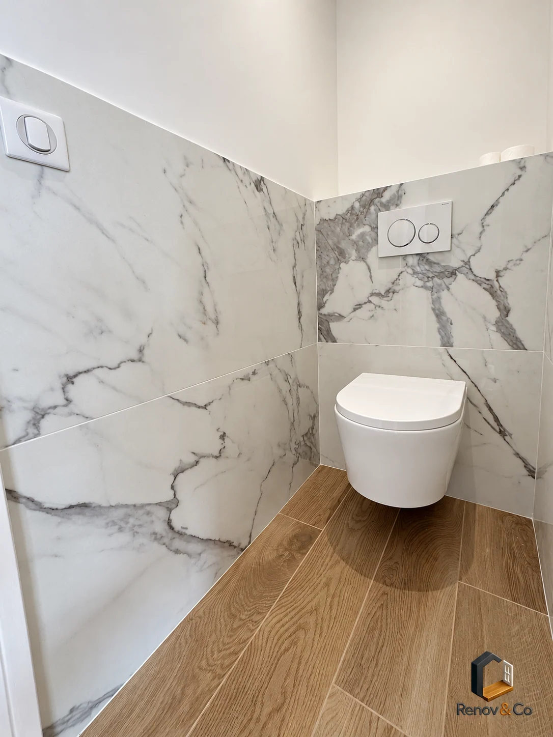 WC suspendu et carrelage clair veiné — appartement au Pecq