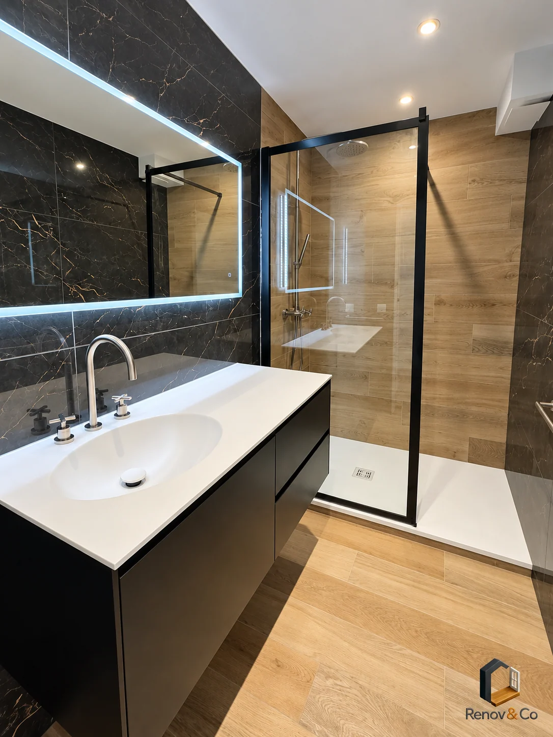 Salle d’eau avec douche et revêtement noir veiné — appartement au Pecq