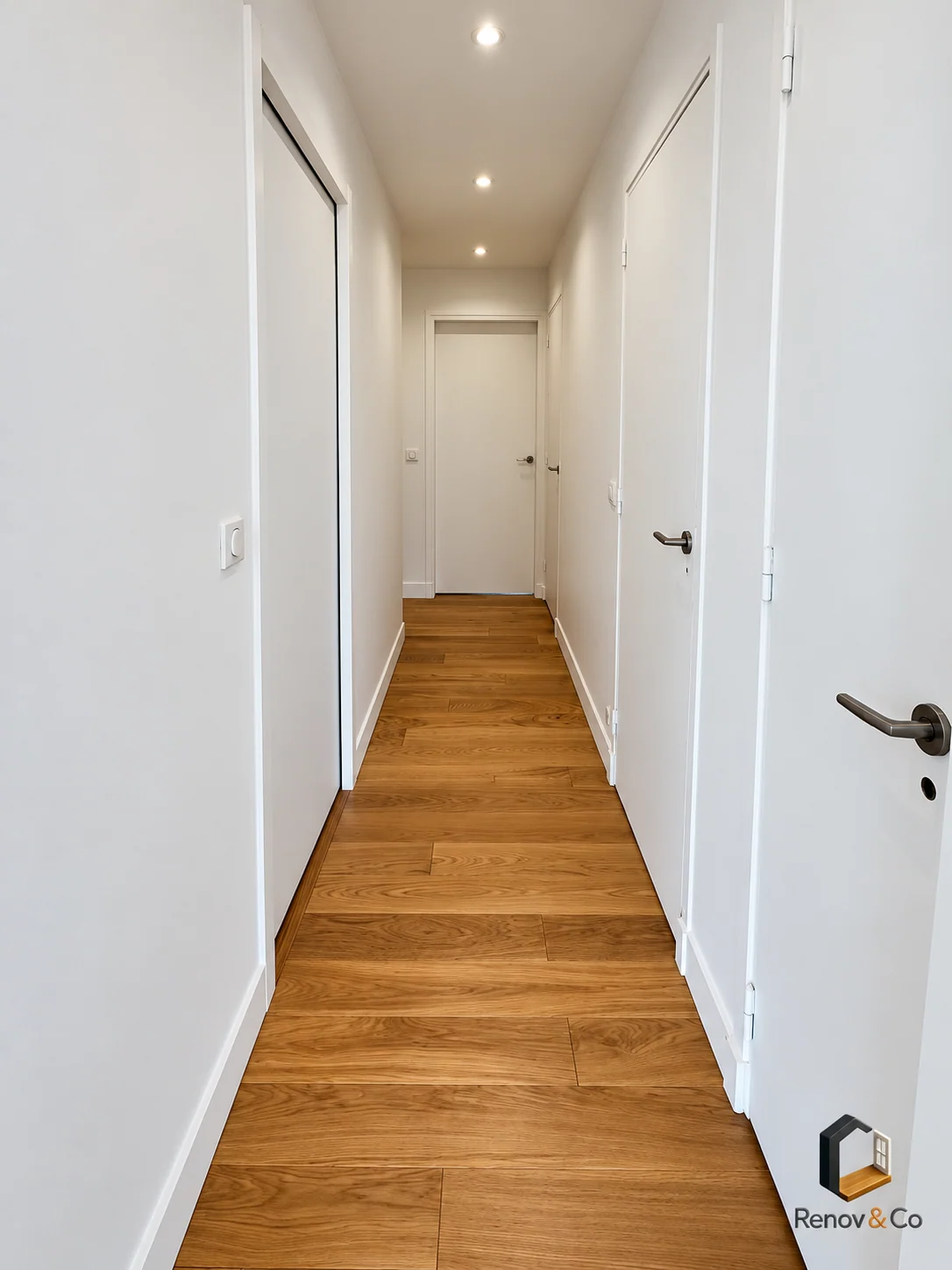Couloir avec parquet et éclairage intégré — appartement au Pecq