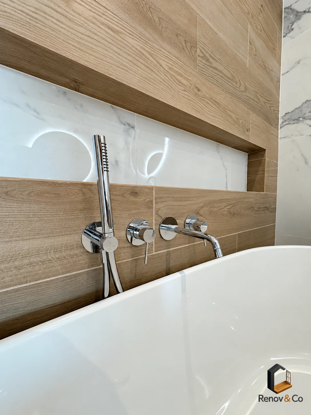 Détail de la robinetterie et de la niche de baignoire — appartement au Pecq
