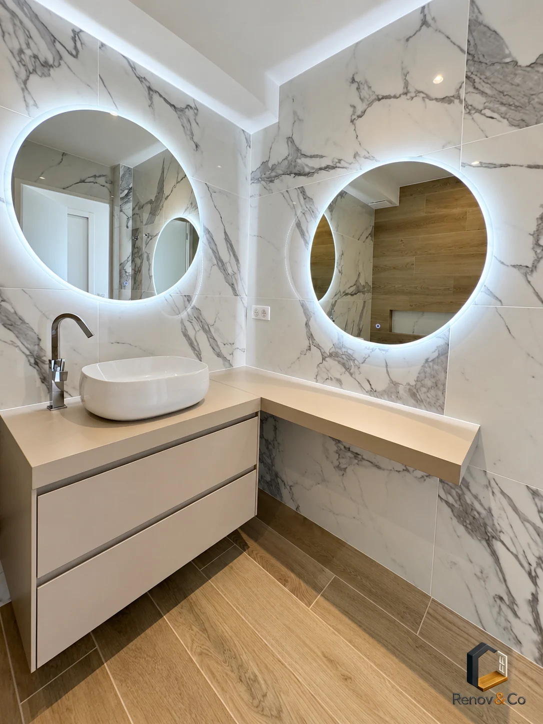 Meuble vasque et miroirs éclairés — appartement au Pecq