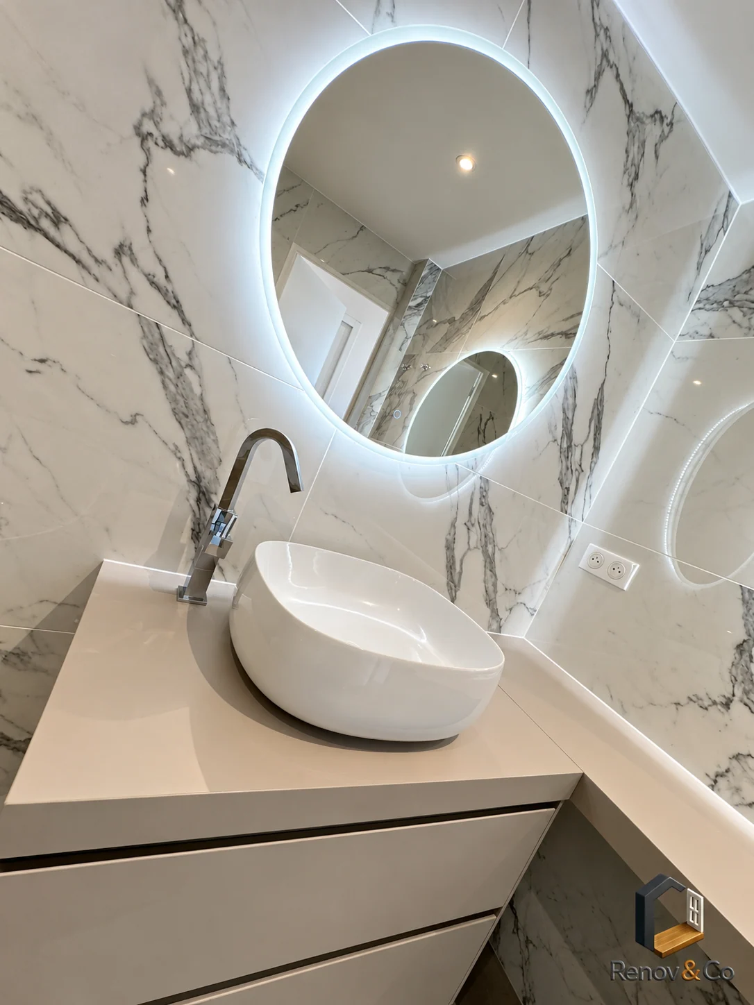 Détail de la vasque et du miroir éclairé — appartement au Pecq
