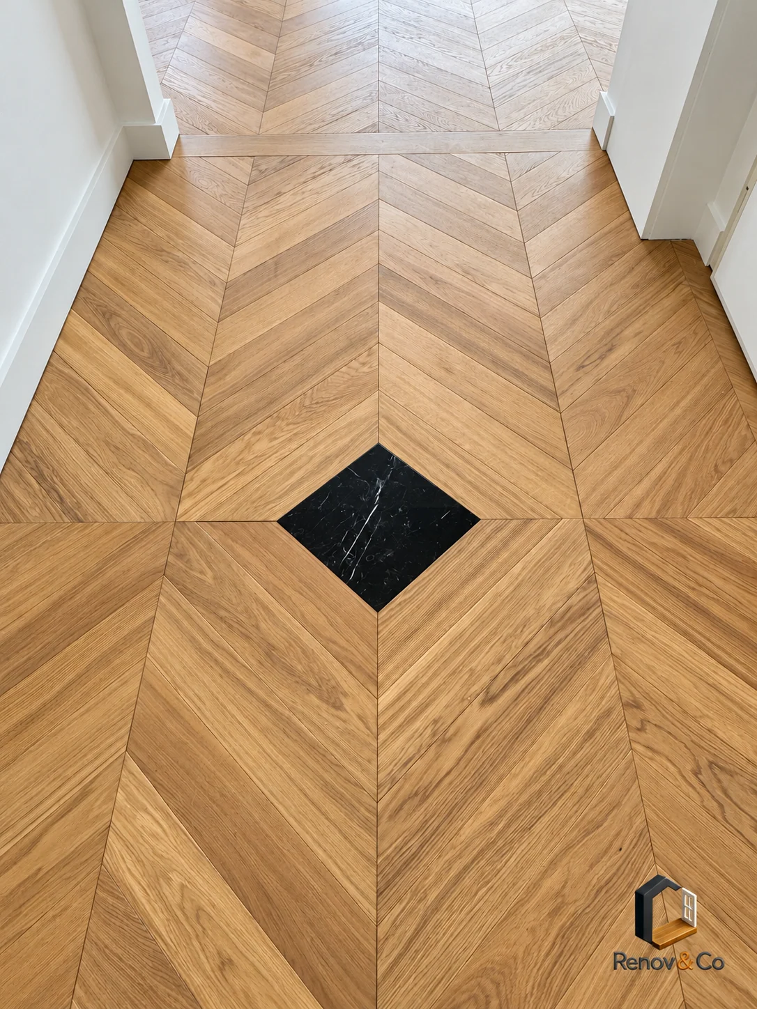 Détail du parquet et de son incrustation noire — appartement au Pecq