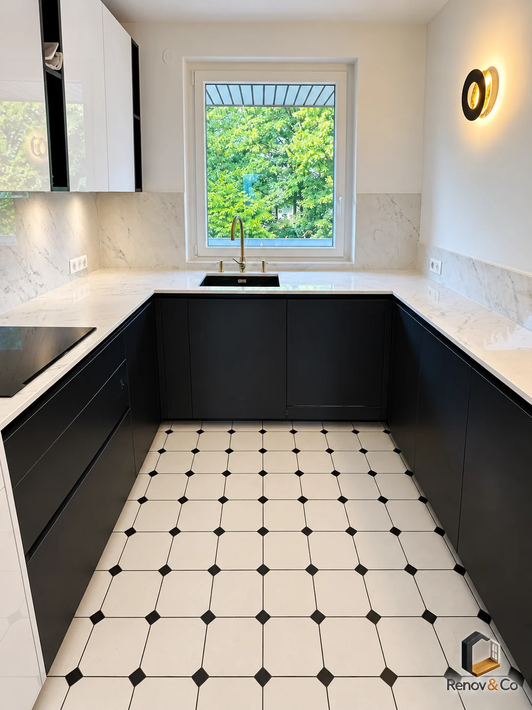 Cuisine noire et blanche avec fenêtre sur la verdure — appartement au Pecq