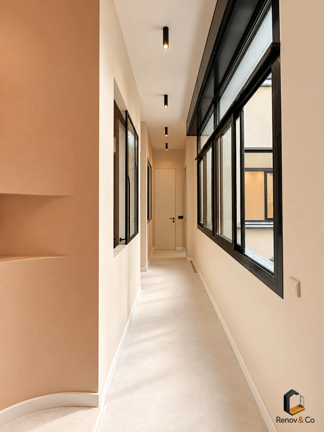 Couloir lumineux, niches arrondies et verrières noires — appartement à La Garenne-Colombes