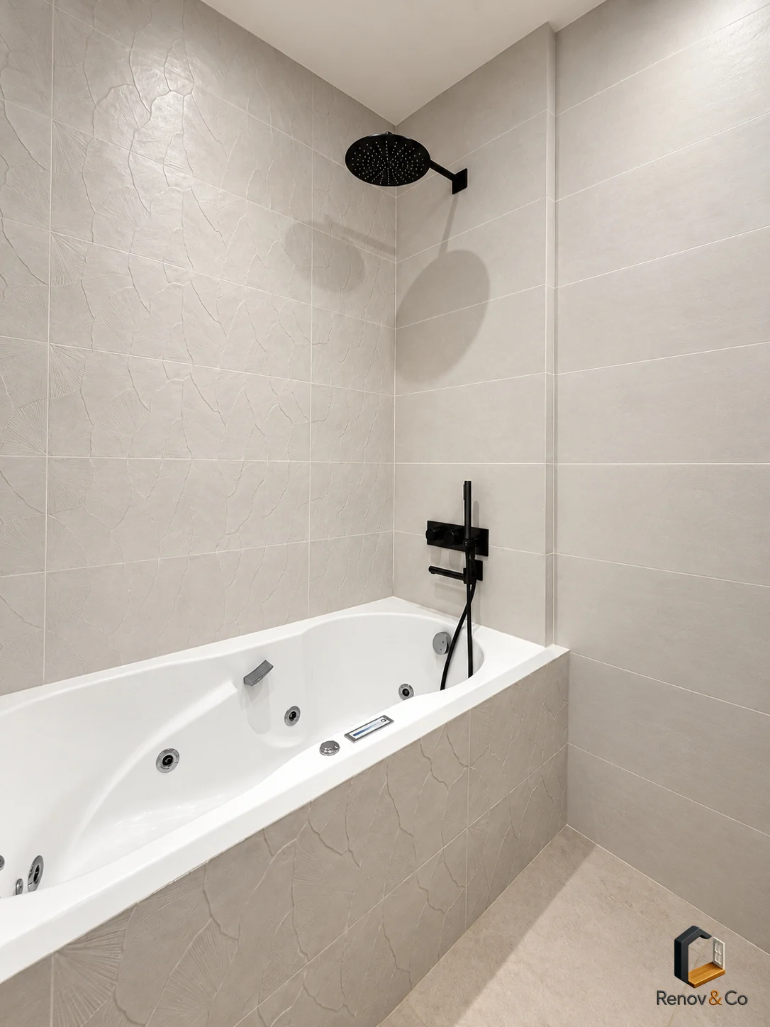 Baignoire et robinetterie noire — appartement à La Garenne-Colombes