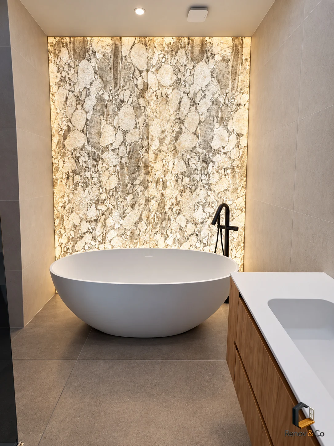 Salle de bains avec baignoire îlot et mur rétroéclairé — appartement à La Garenne-Colombes