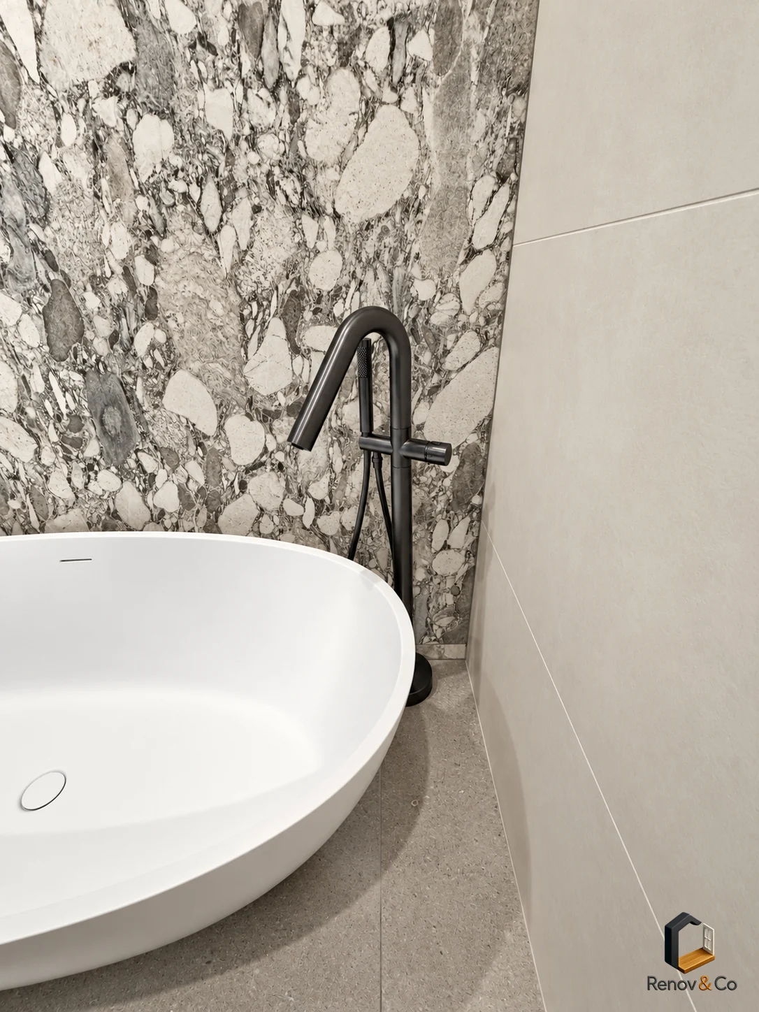 Détail de la baignoire îlot et robinetterie noire — appartement à La Garenne-Colombes