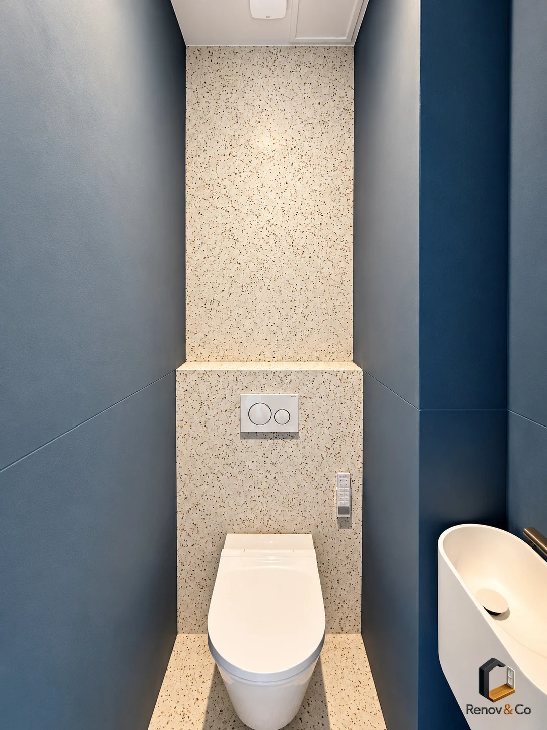WC et lave-mains dans les tons bleus — appartement à La Garenne-Colombes