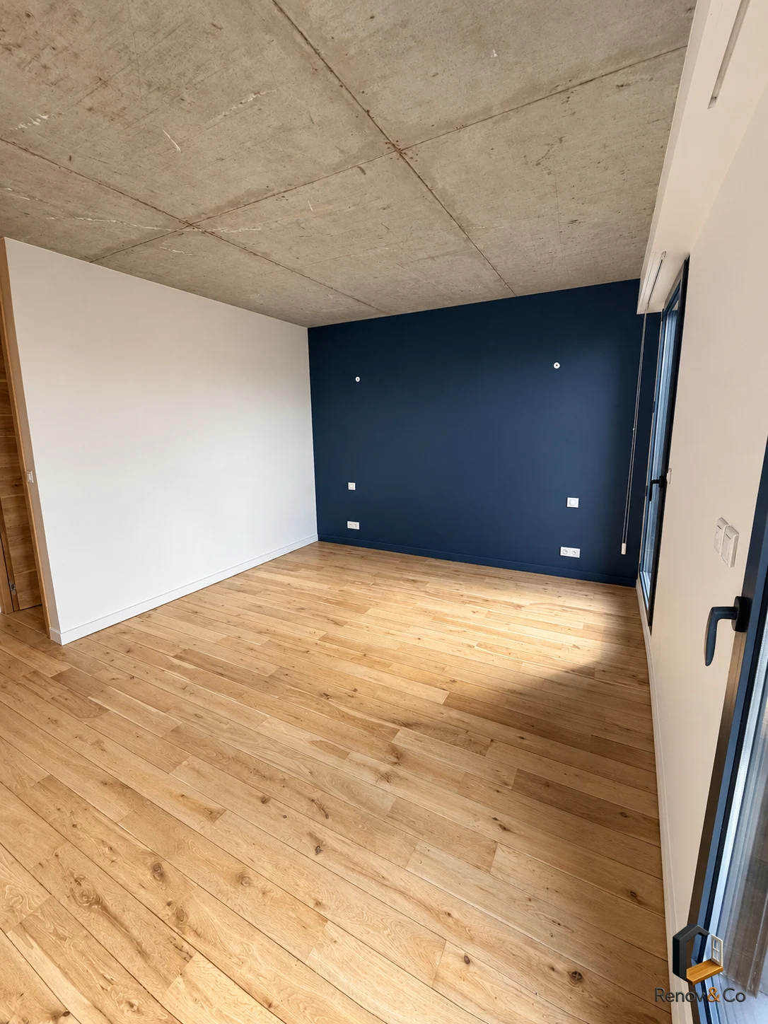Chambre au mur bleu et parquet — maison à Meudon