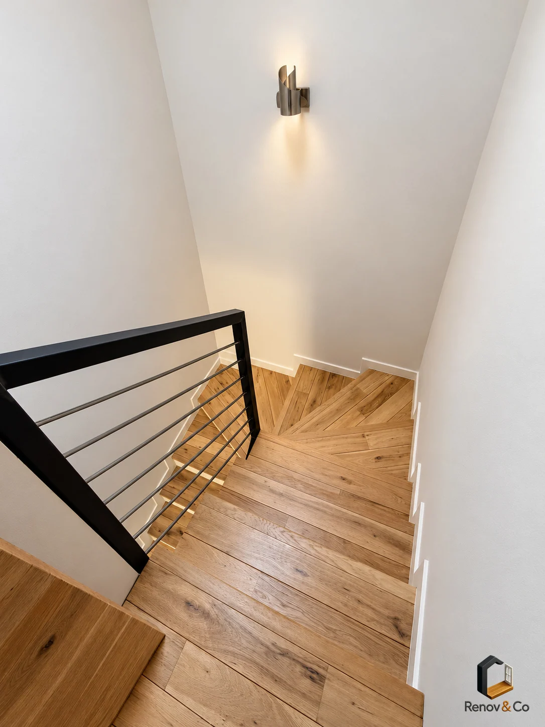Escalier en bois vu depuis le palier — maison à Meudon