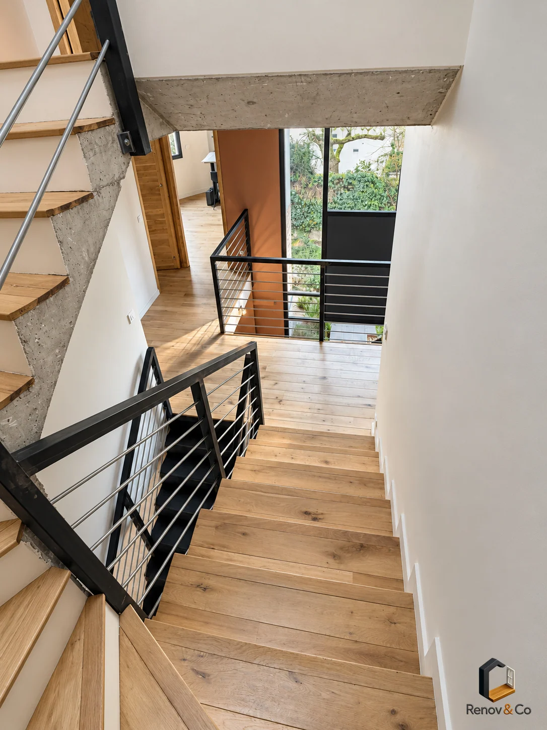 Escalier et circulation baignés de lumière — maison à Meudon