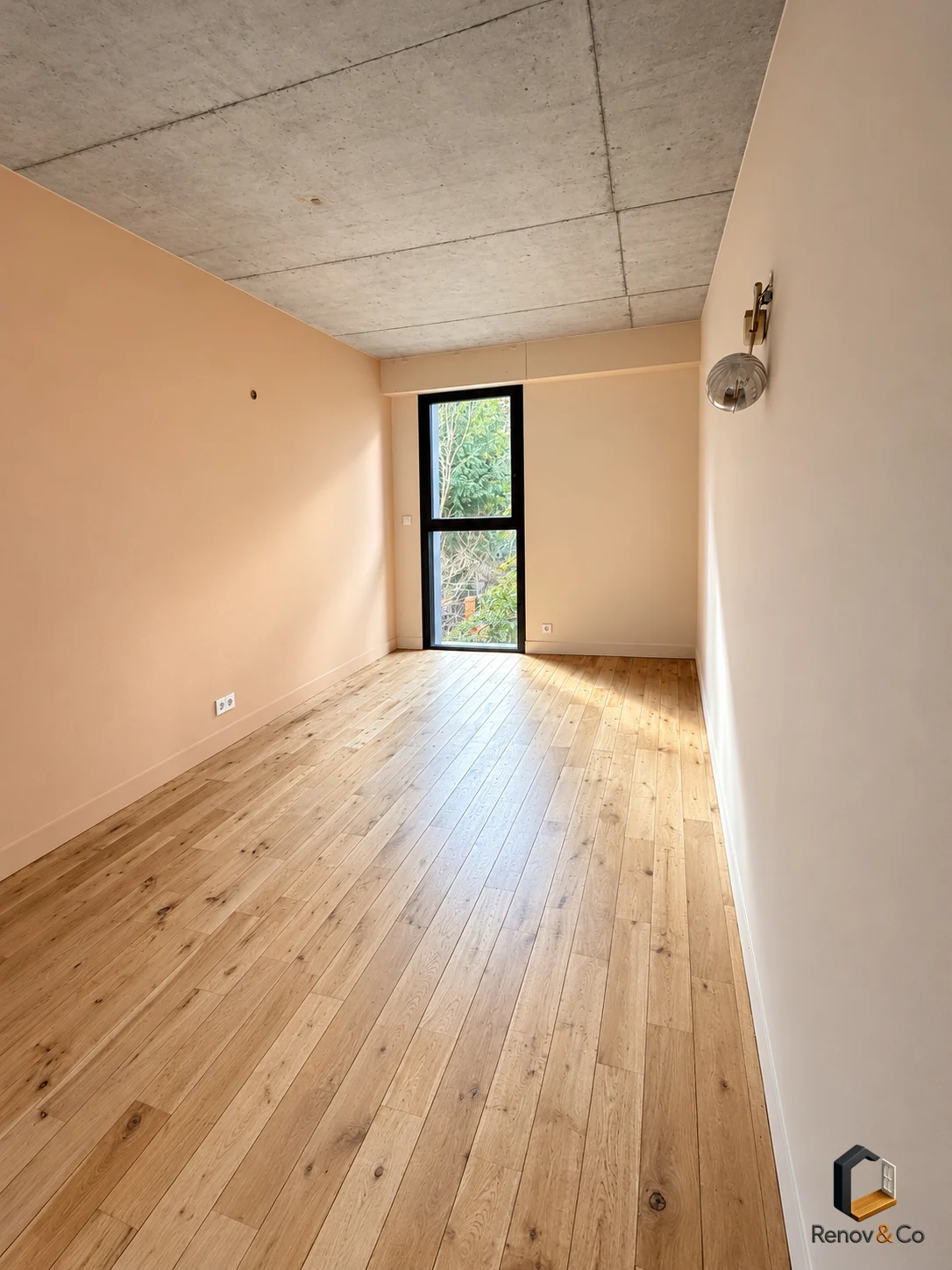 Chambre avec parquet et fenêtre toute hauteur — maison à Meudon