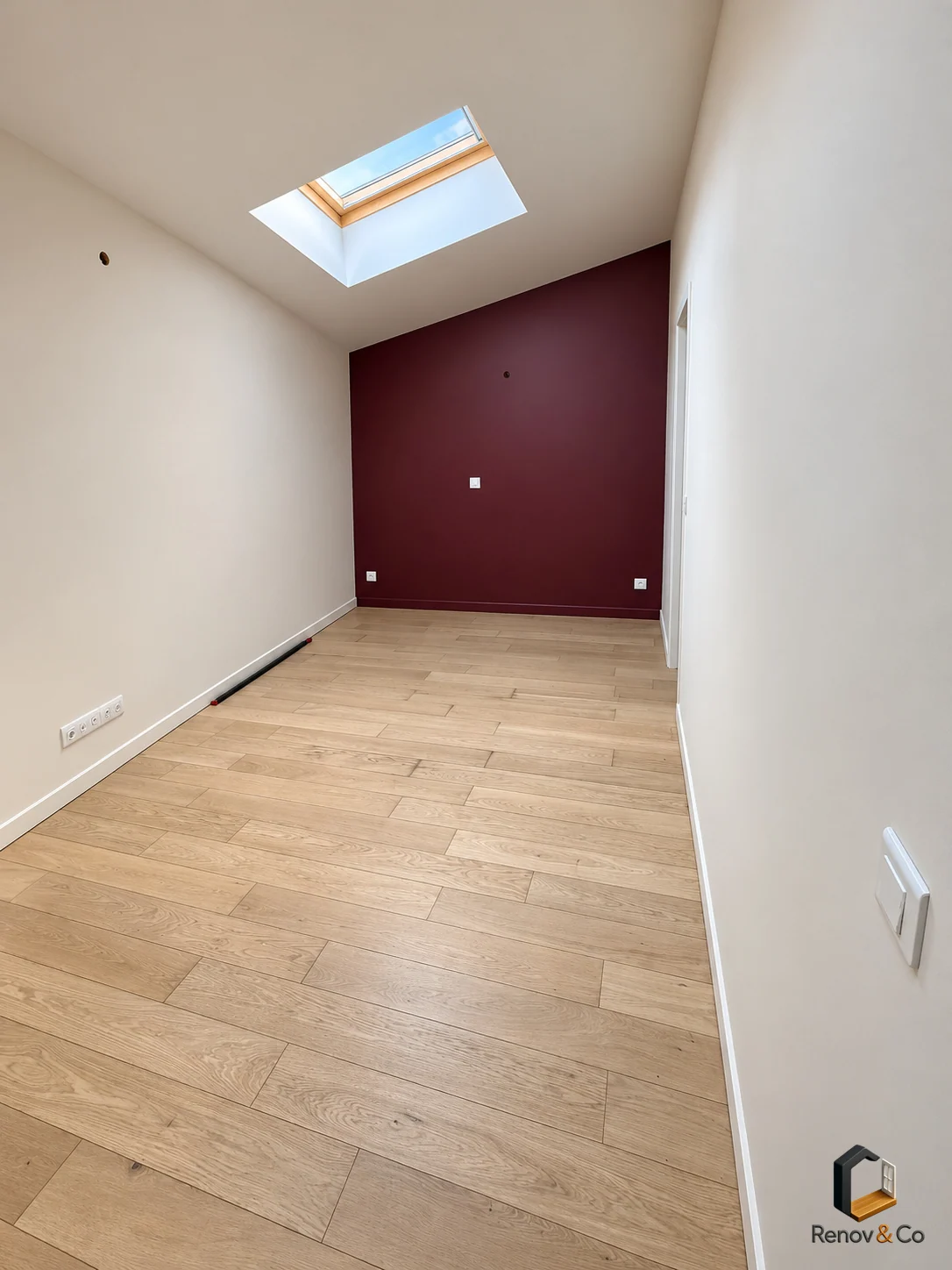 Chambre sous pente au mur bordeaux — maison à Meudon