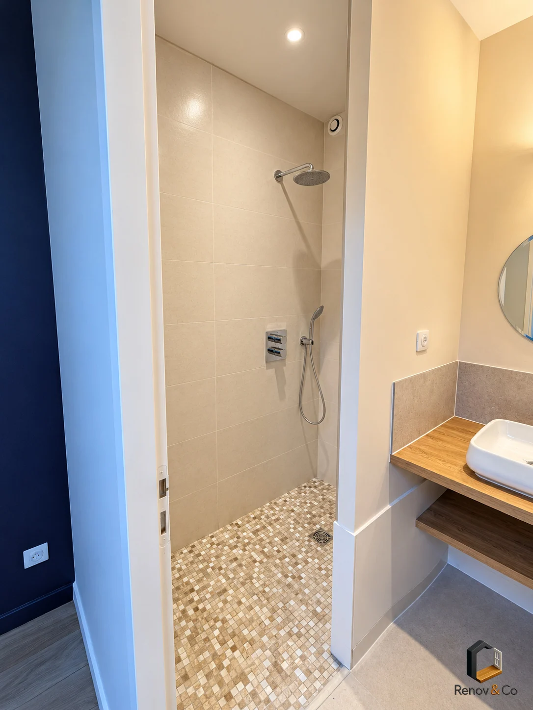 Douche avec sol en mosaïque et vasque — maison à Meudon