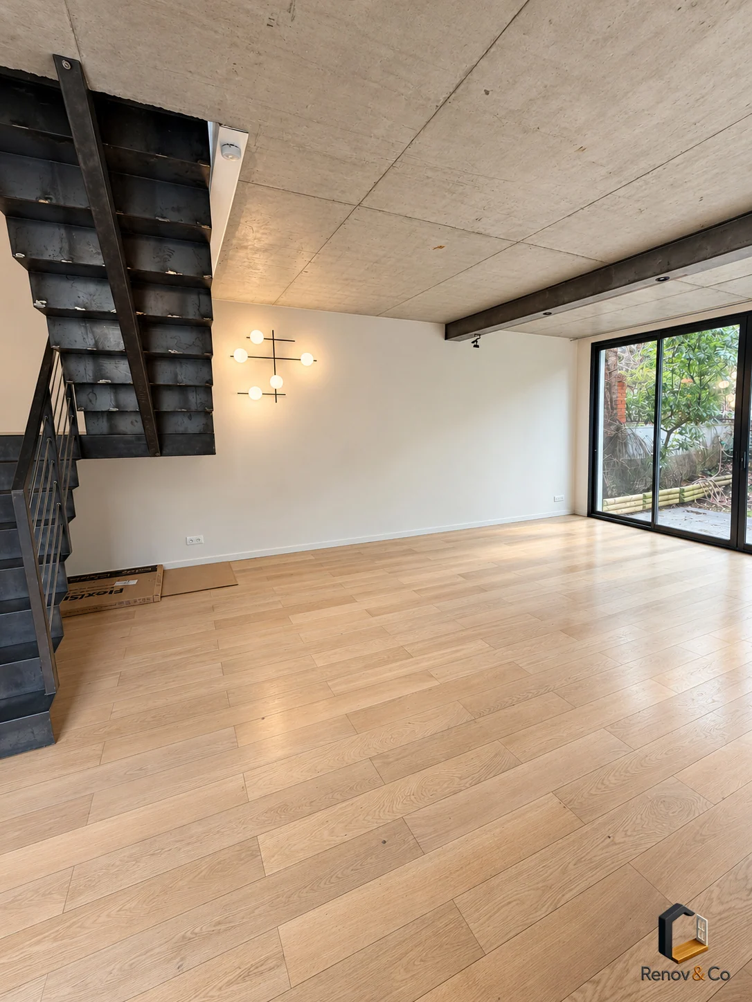 Séjour avec parquet et escalier métallique — maison à Meudon