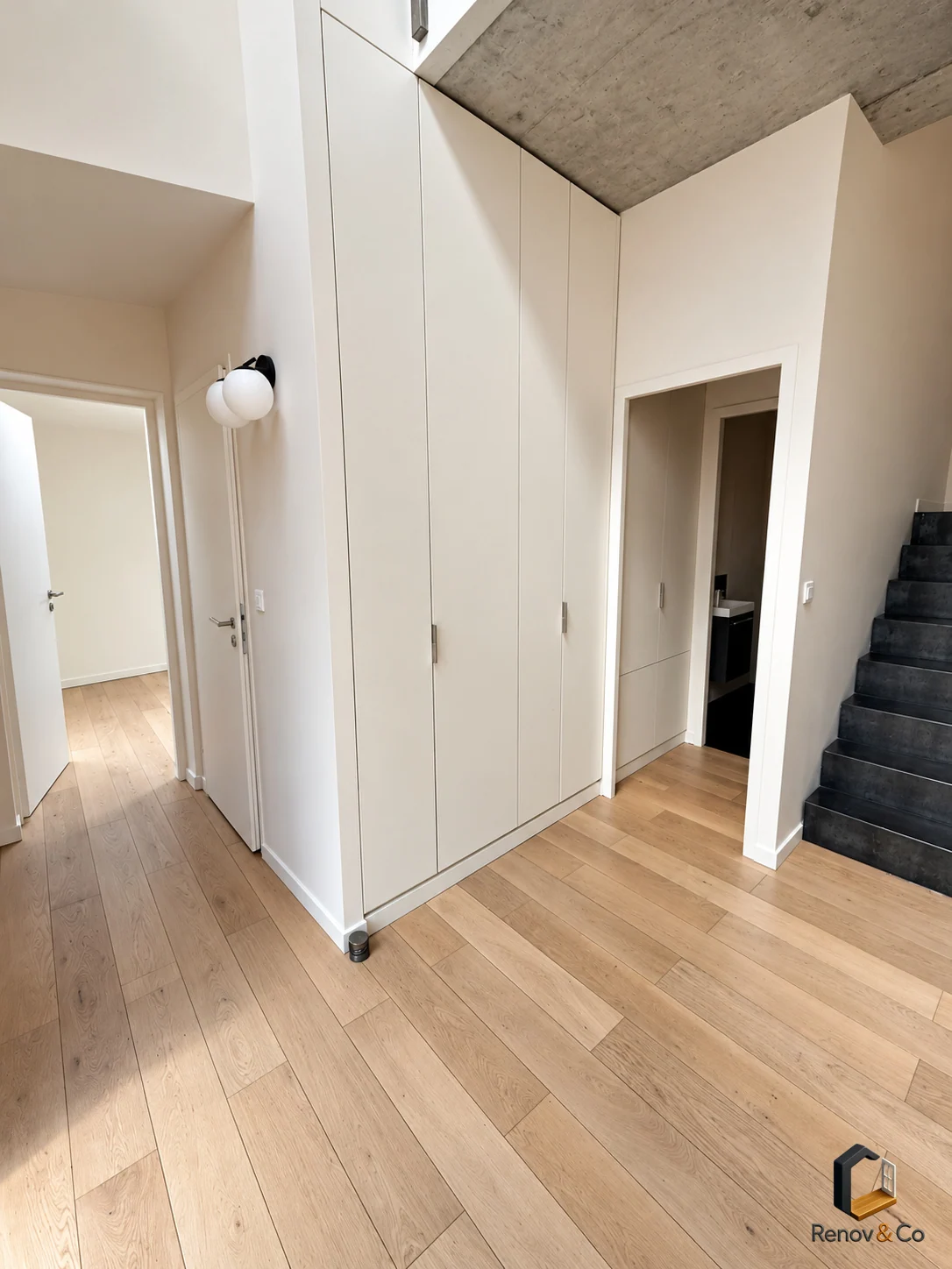 Rangements intégrés et circulation — maison à Meudon