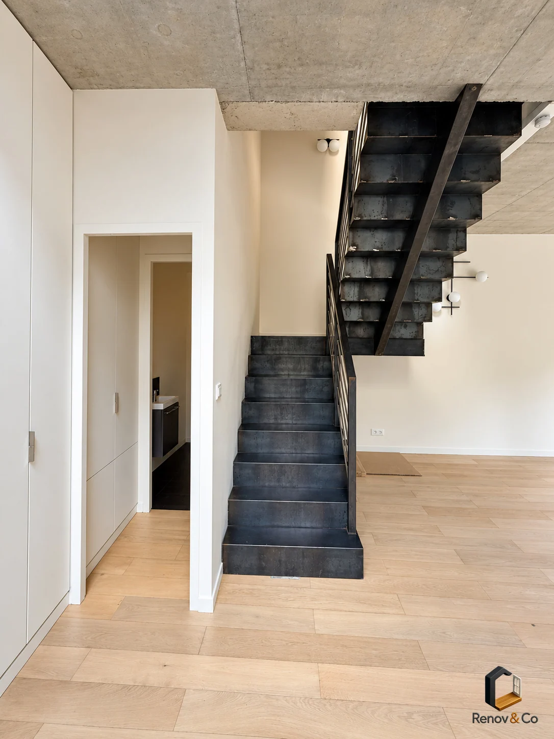Escalier métallique et pièce de vie — maison à Meudon