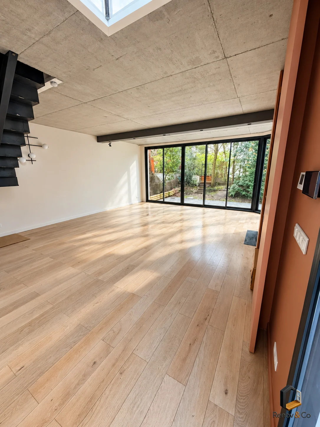 Séjour ouvert sur le jardin et plafond en béton apparent — maison à Meudon