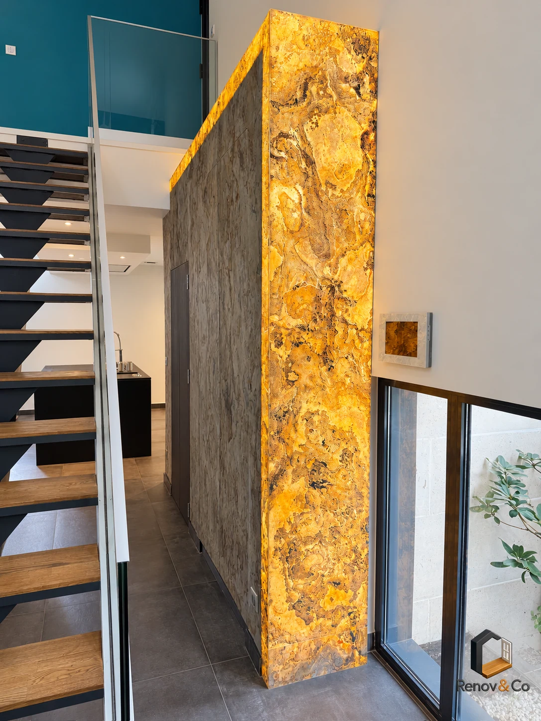 Feuille de pierre rétroéclairée près de l’escalier — Maisons-Laffitte