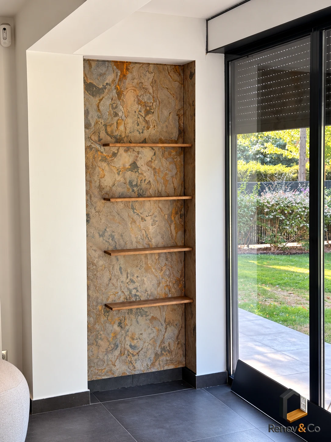 Niche en feuille de pierre et étagères en chêne — Maisons-Laffitte