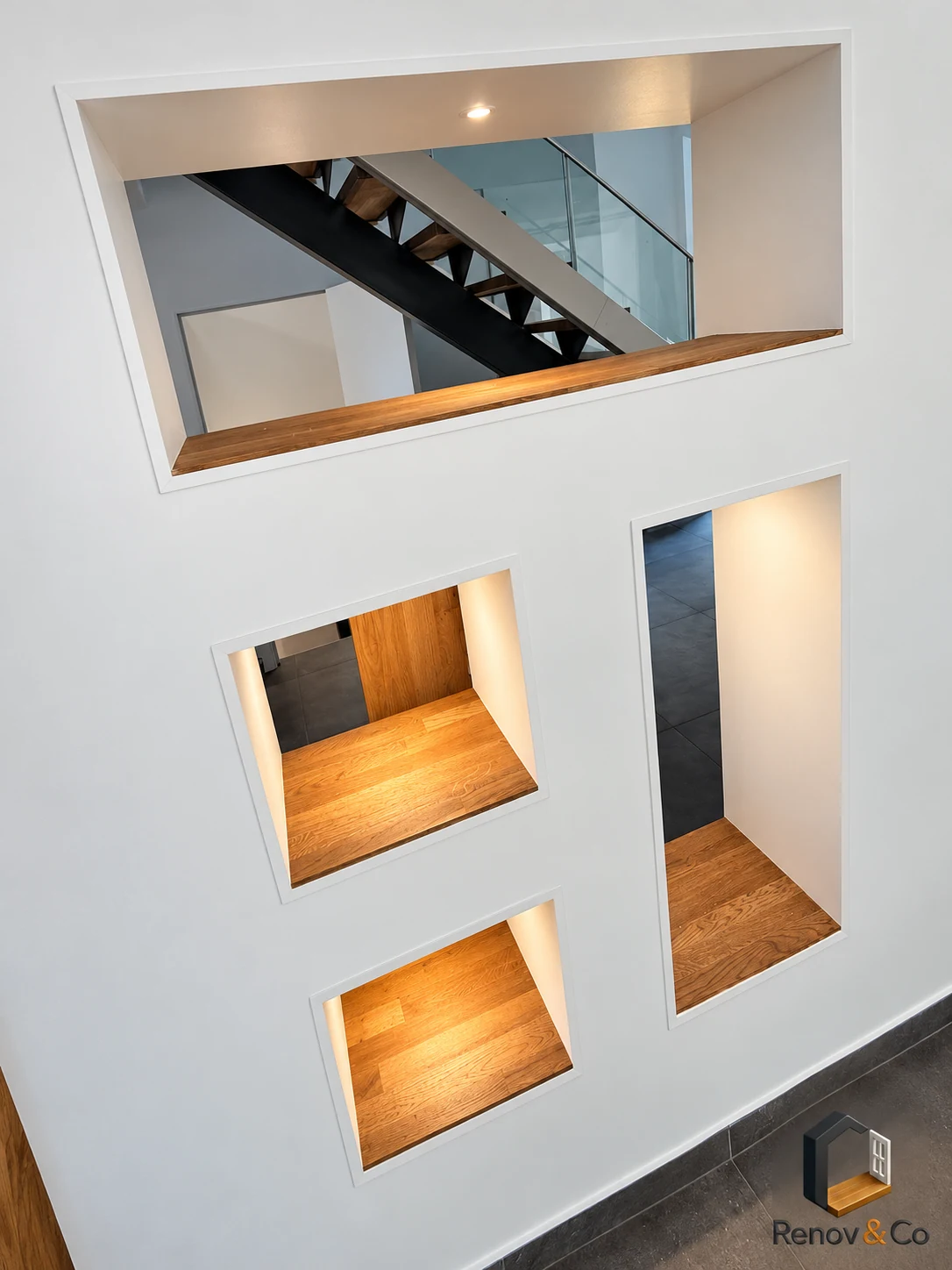 Claustra avec niches et bois mis en lumière — Maisons-Laffitte