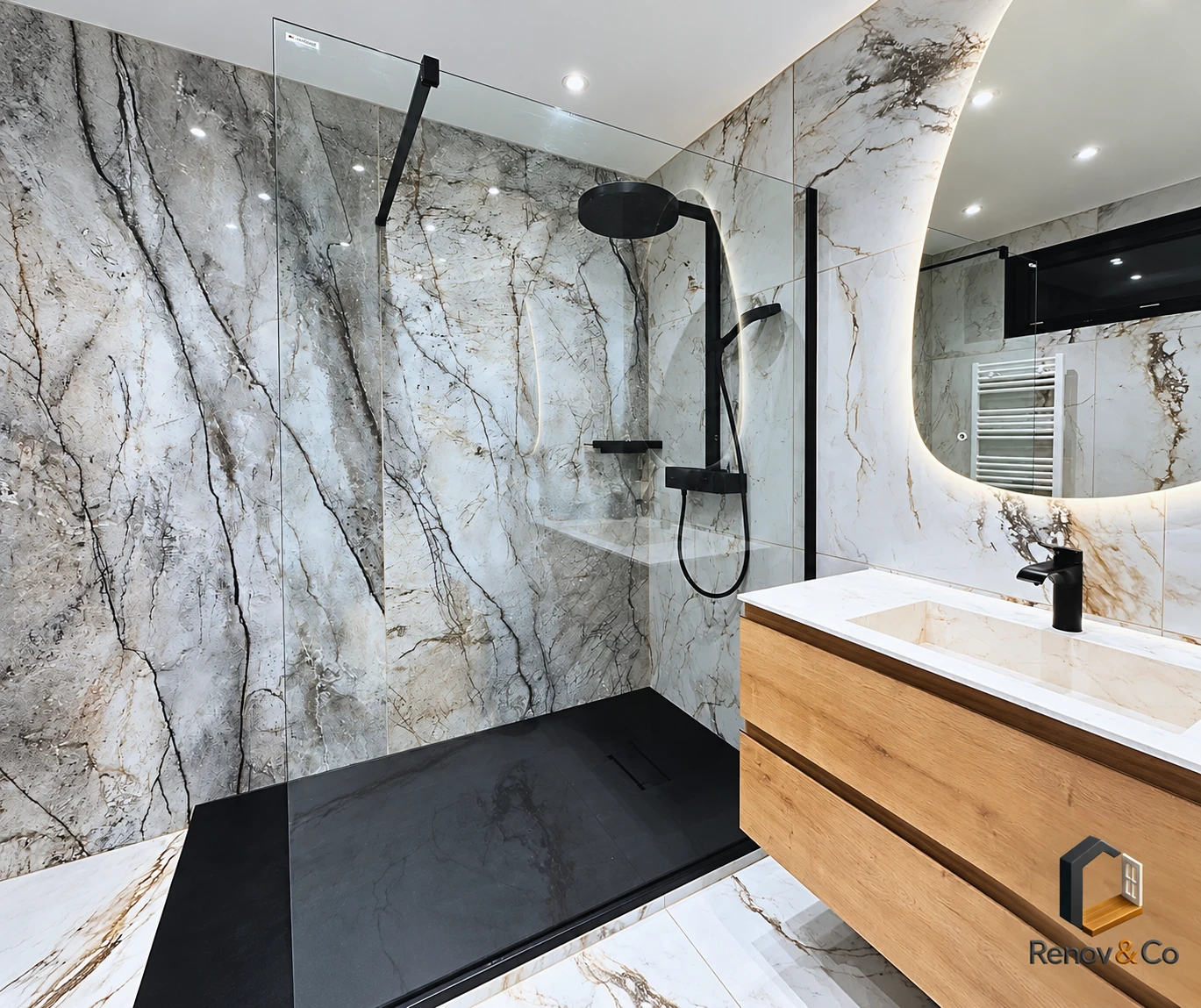 Salle de bains réalisée par RENOV & CO avec meuble bois et douche