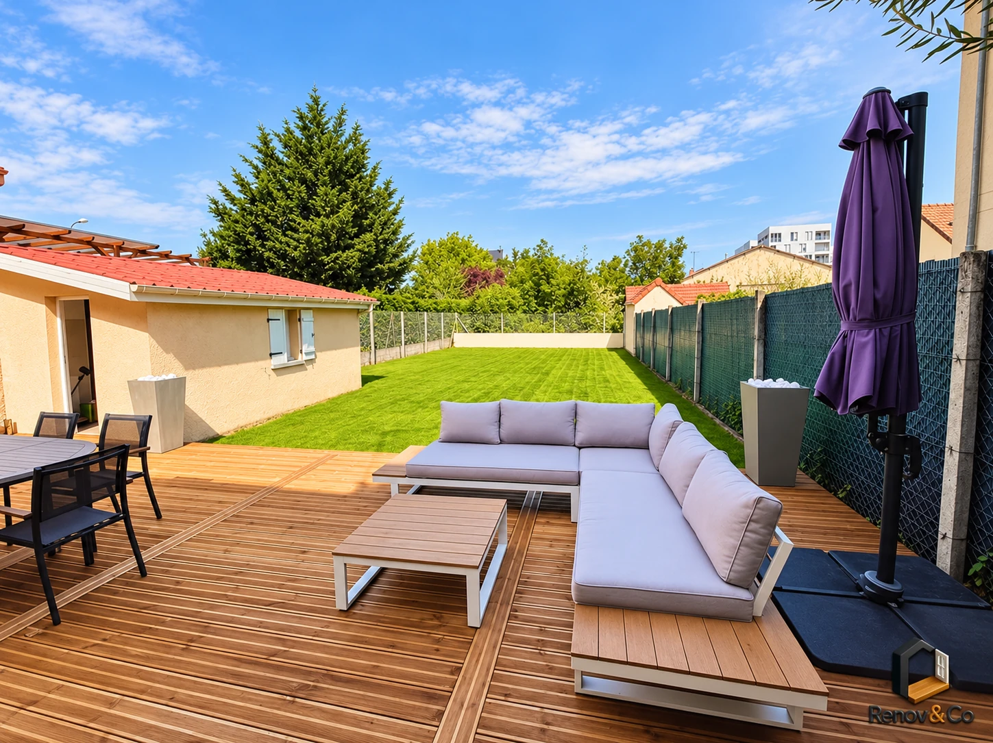 Terrasse aménagée par RENOV & CO avec un espace de détente extérieur