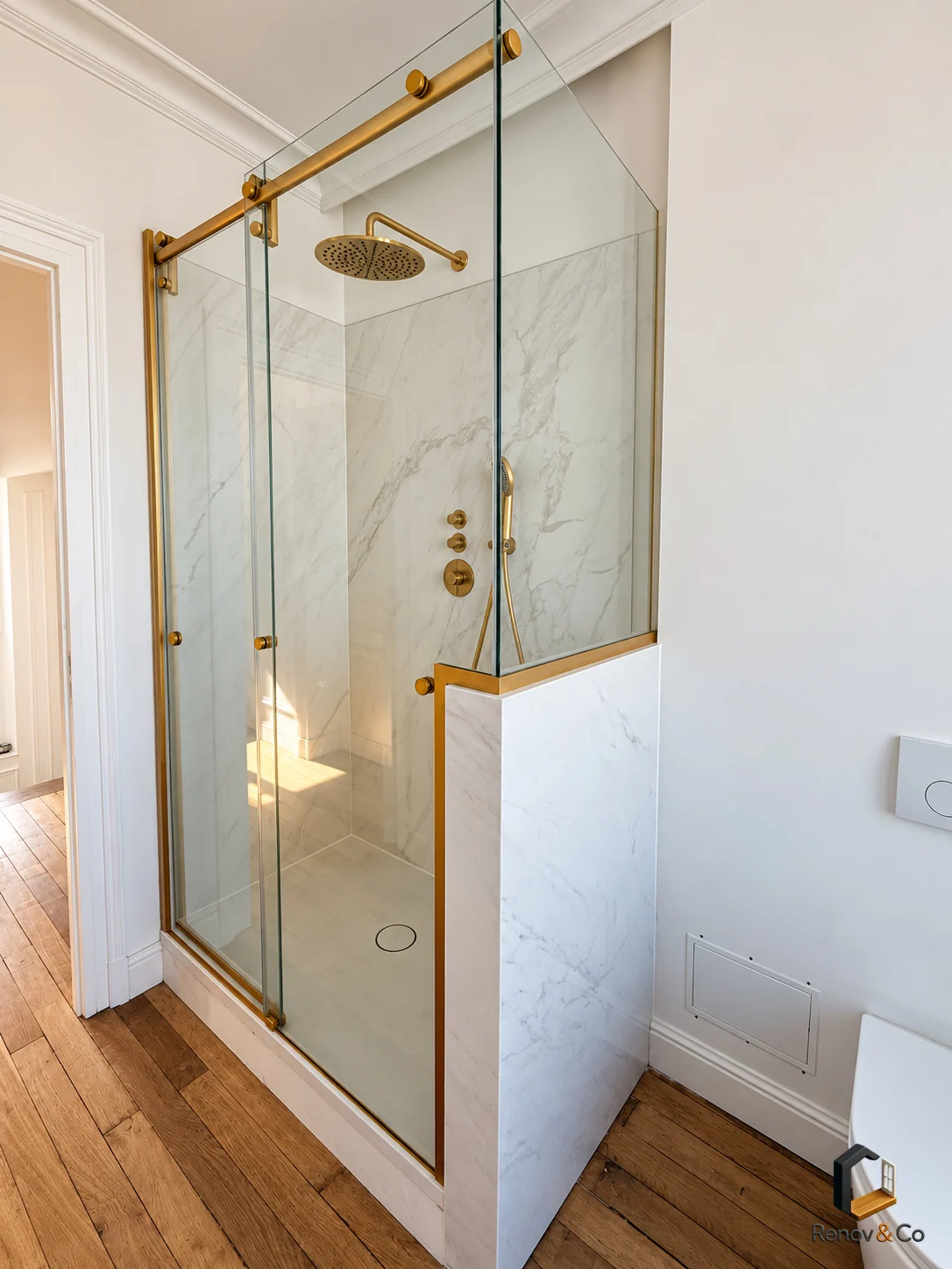 Vue d’ensemble de la douche et de sa paroi sur mesure — Rénovation de salle de bains