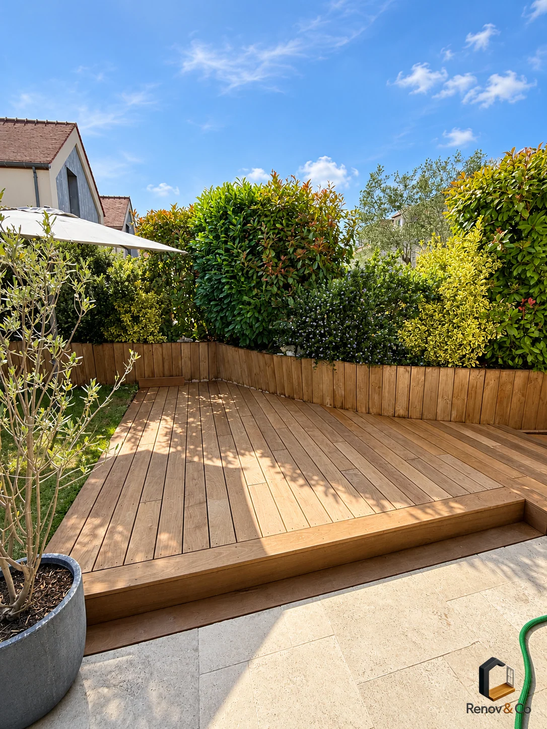 Terrasse en ipé et marche dans le jardin — terrasse à Chavenay