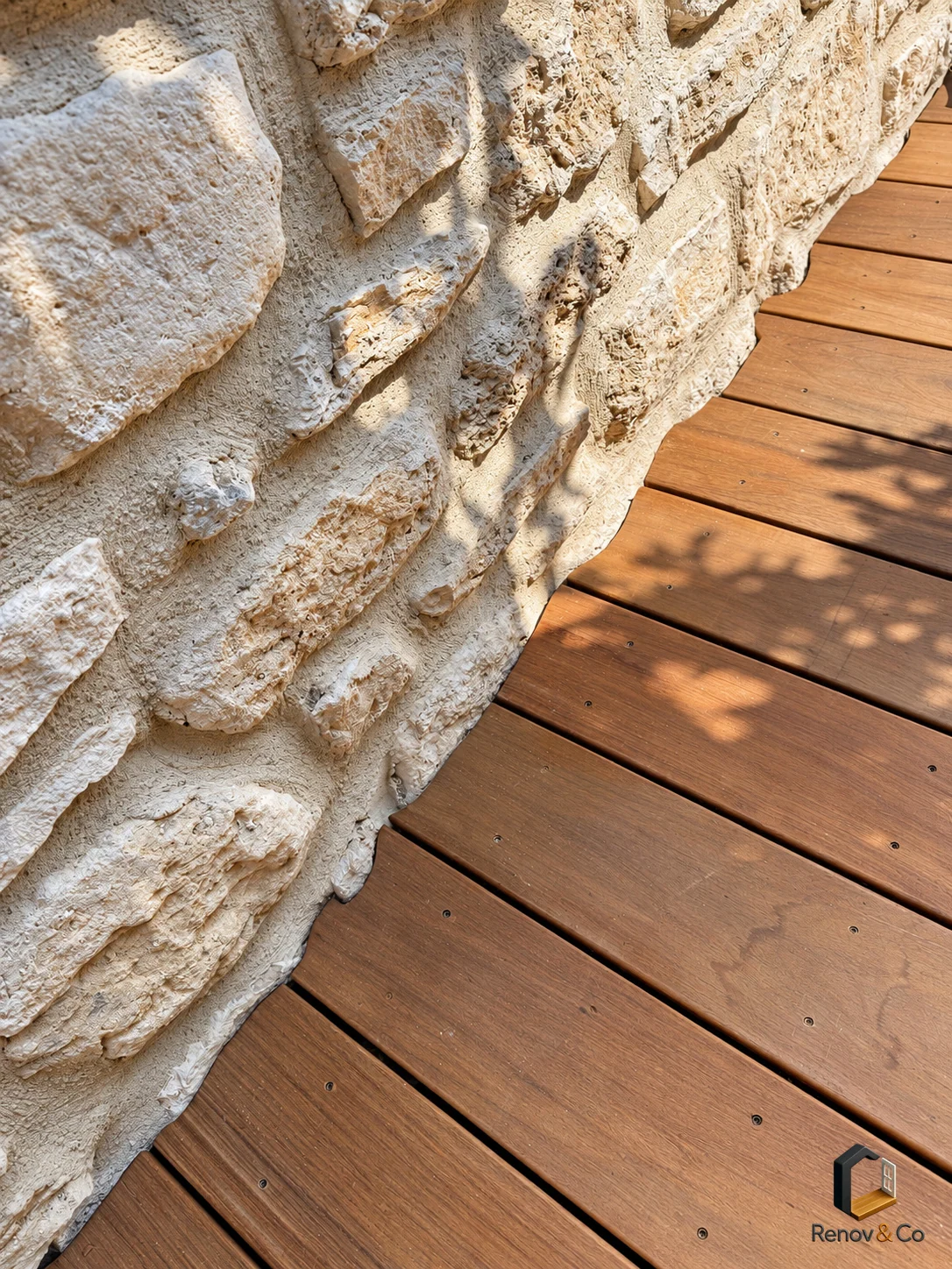 Découpes sur mesure du bois suivant le contour de la pierre — terrasse à Chavenay