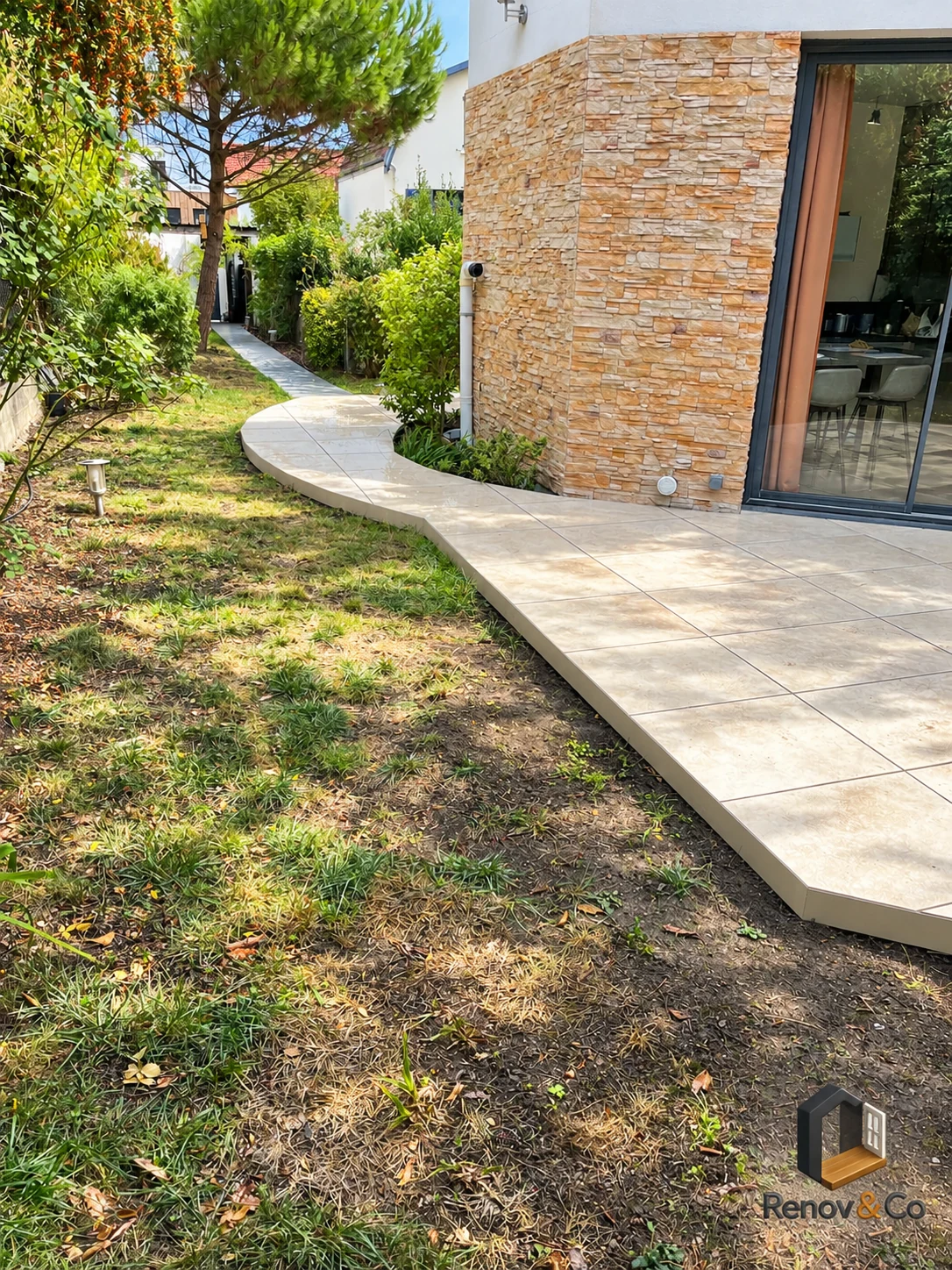 Terrasse et cheminement le long de la façade — Meudon